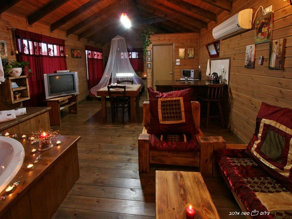 Ha'Bait Ba'Kfar Guesthouse Bruchim Qela' Alon Room photo